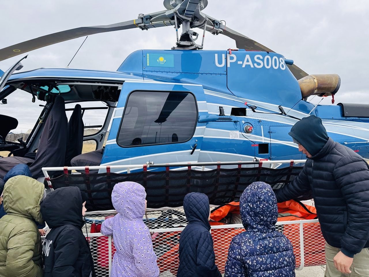Школьники в авиационном отделении
